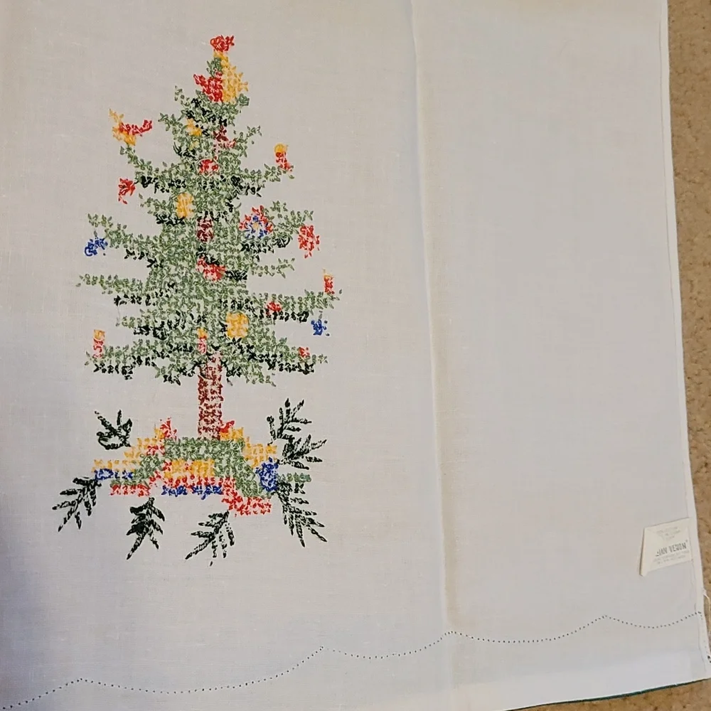 Lilian Vernon Christmas Tree Fingertip Hand Towel White